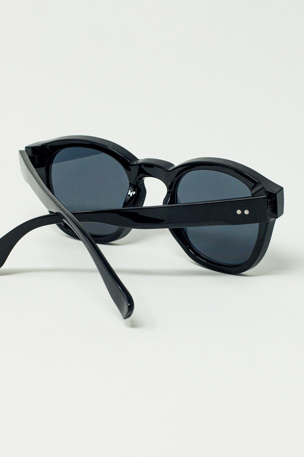 Óculos de sol redondos dos anos 90 com lentes pretas e armação preta