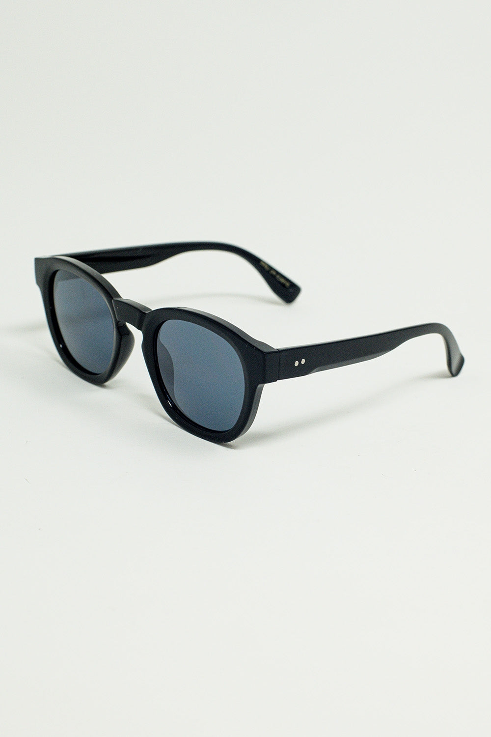 Óculos de sol redondos dos anos 90 com lentes pretas e armação preta