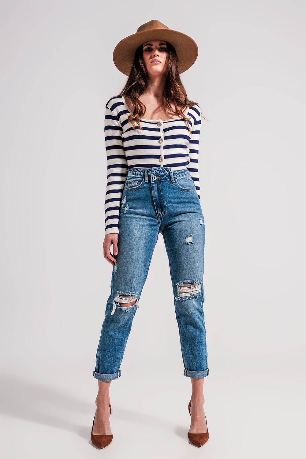 Jeans com detalhe de botão assimétrico em azul médio
