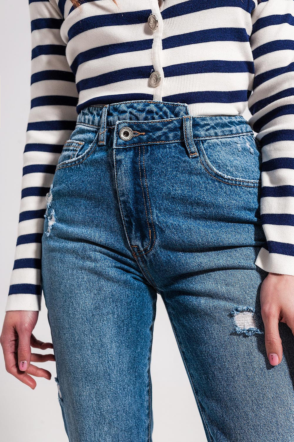Jeans com detalhe de botão assimétrico em azul médio
