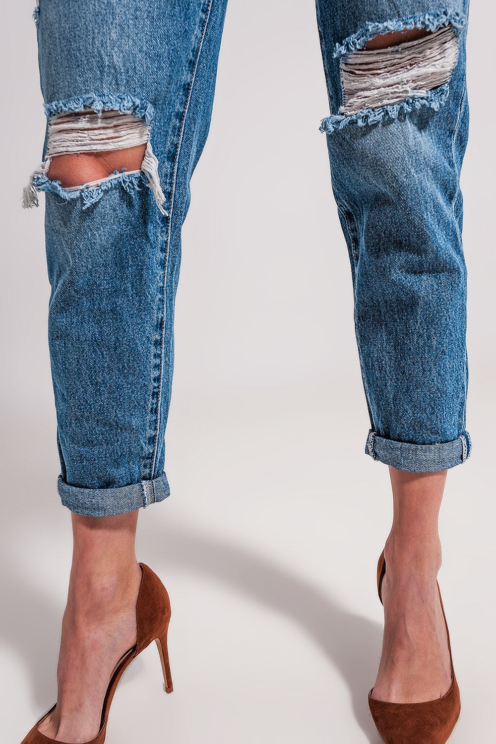 Jeans com detalhe de botão assimétrico em azul médio