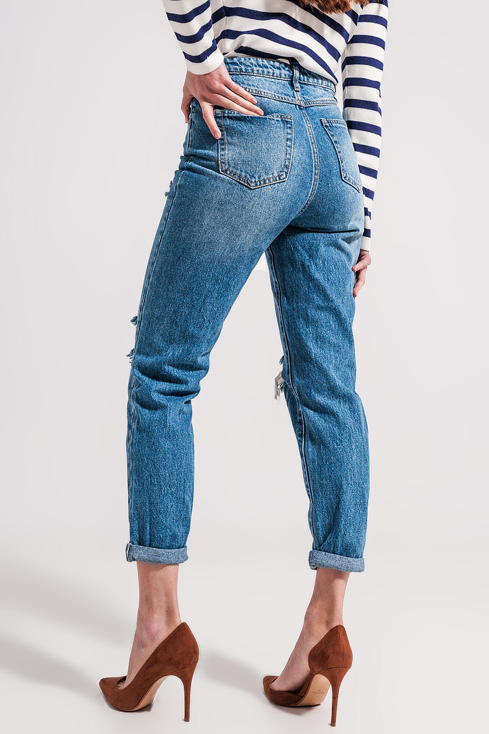 Jeans com detalhe de botão assimétrico em azul médio