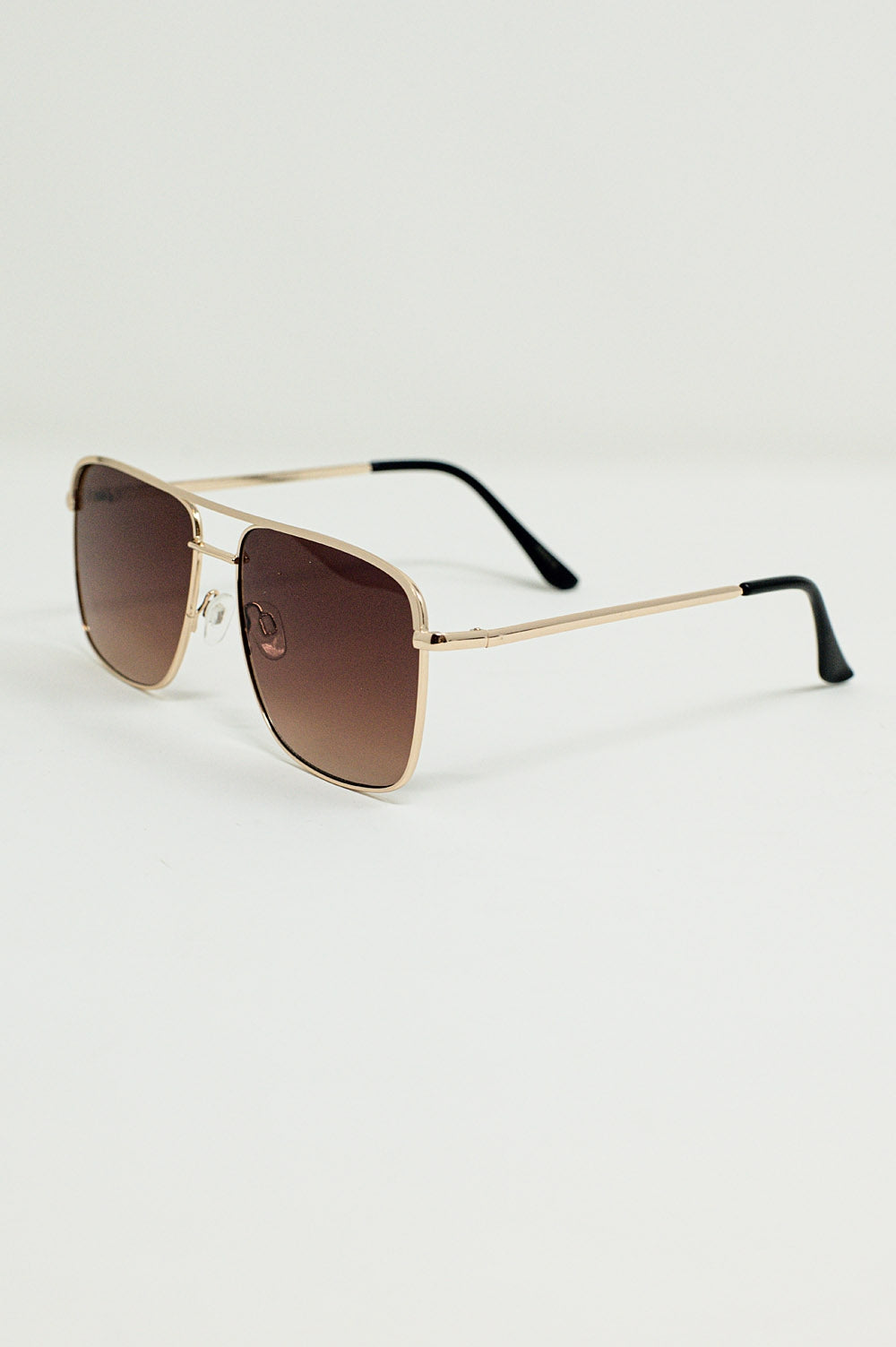 Óculos de sol vintage aviador com aro dourado em bege