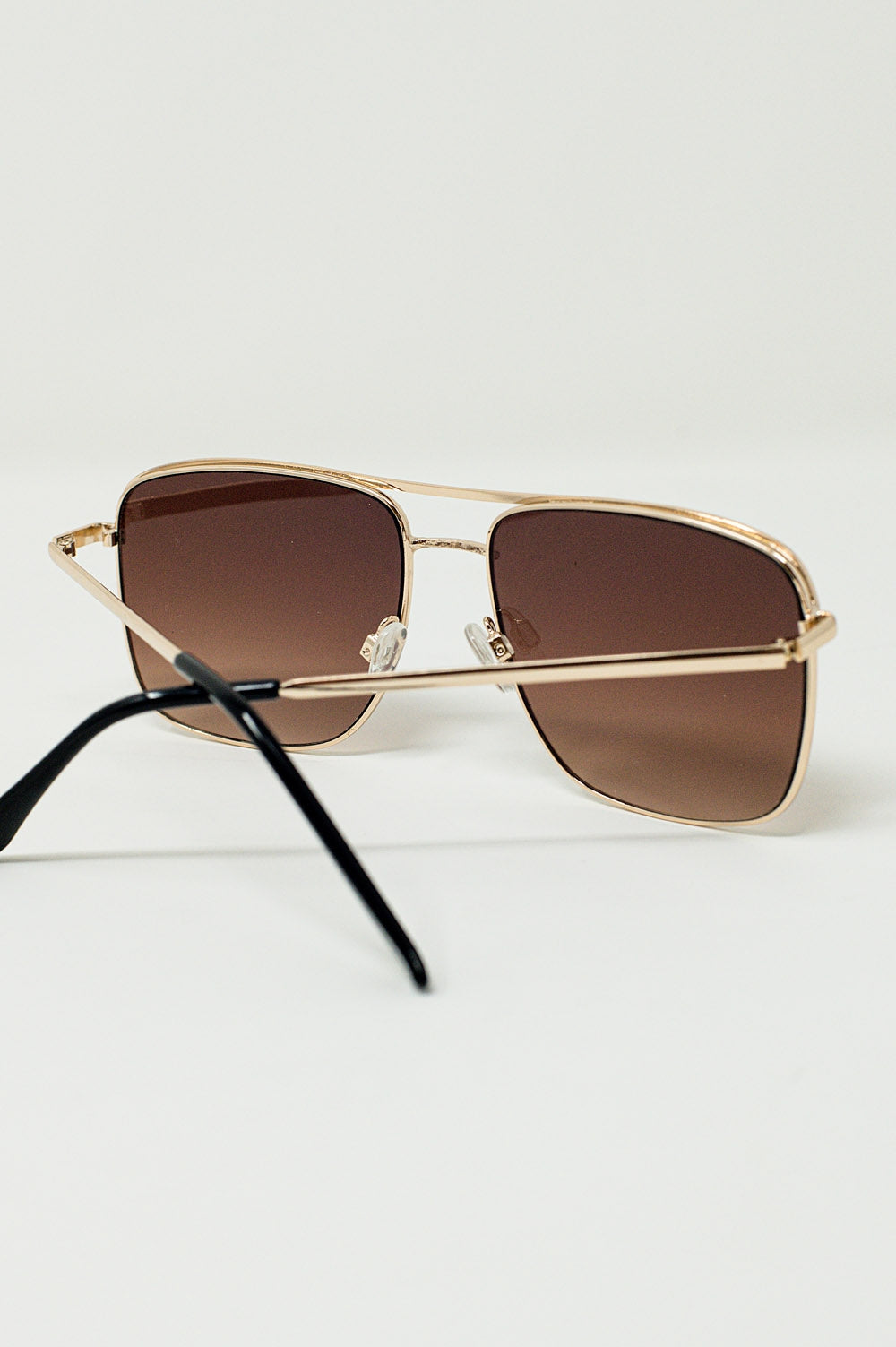 Óculos de sol vintage aviador com aro dourado em bege