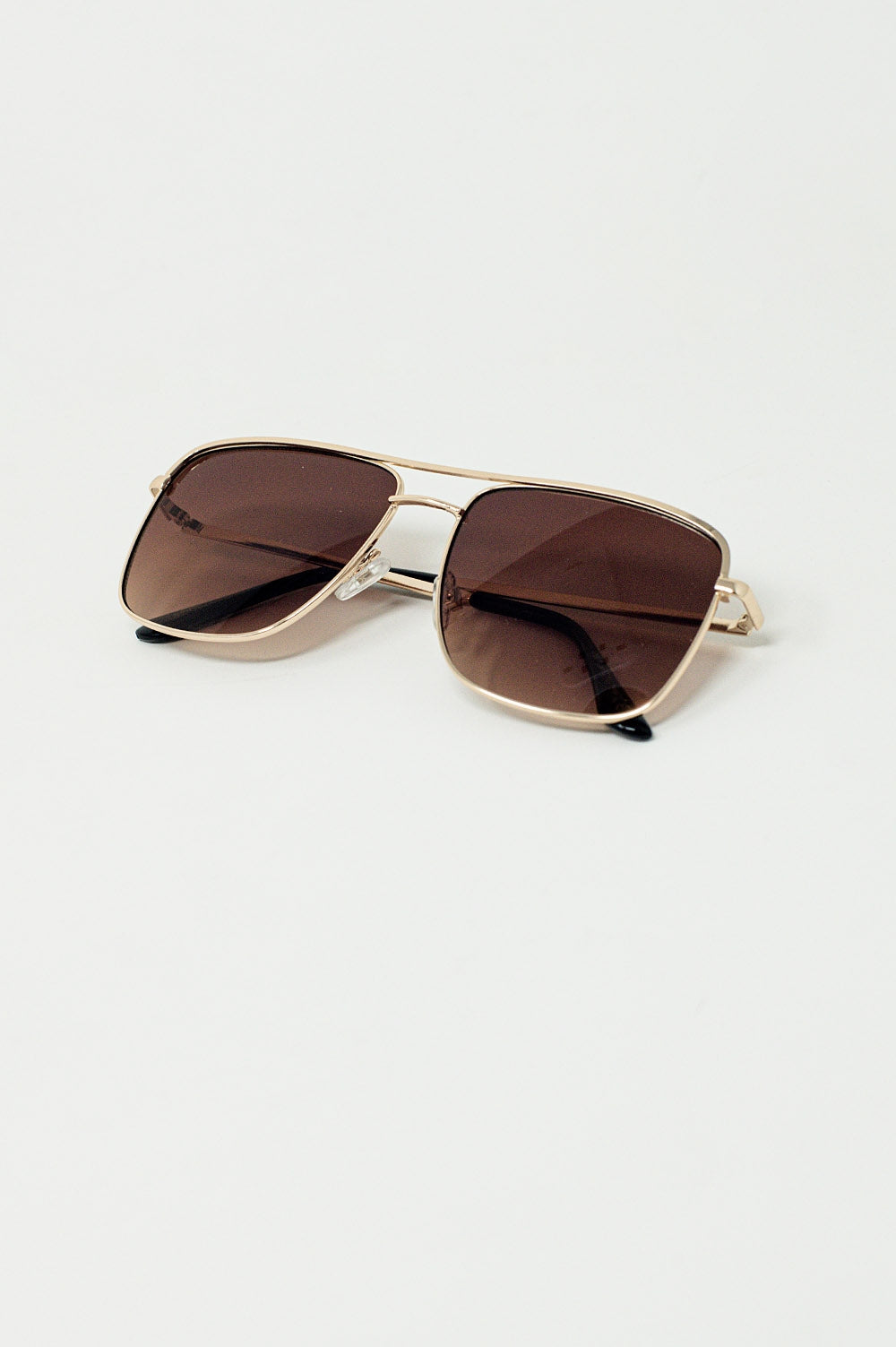 Óculos de sol vintage aviador com aro dourado em bege