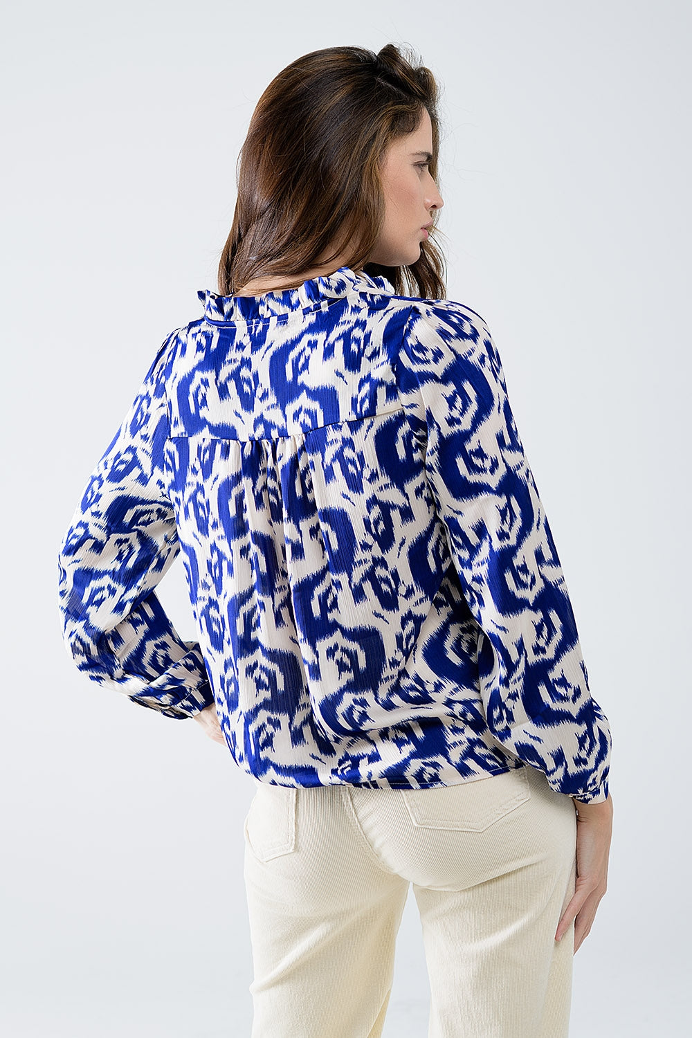 Blusa com estampa abstrata e manga balão em azul marinho e branco