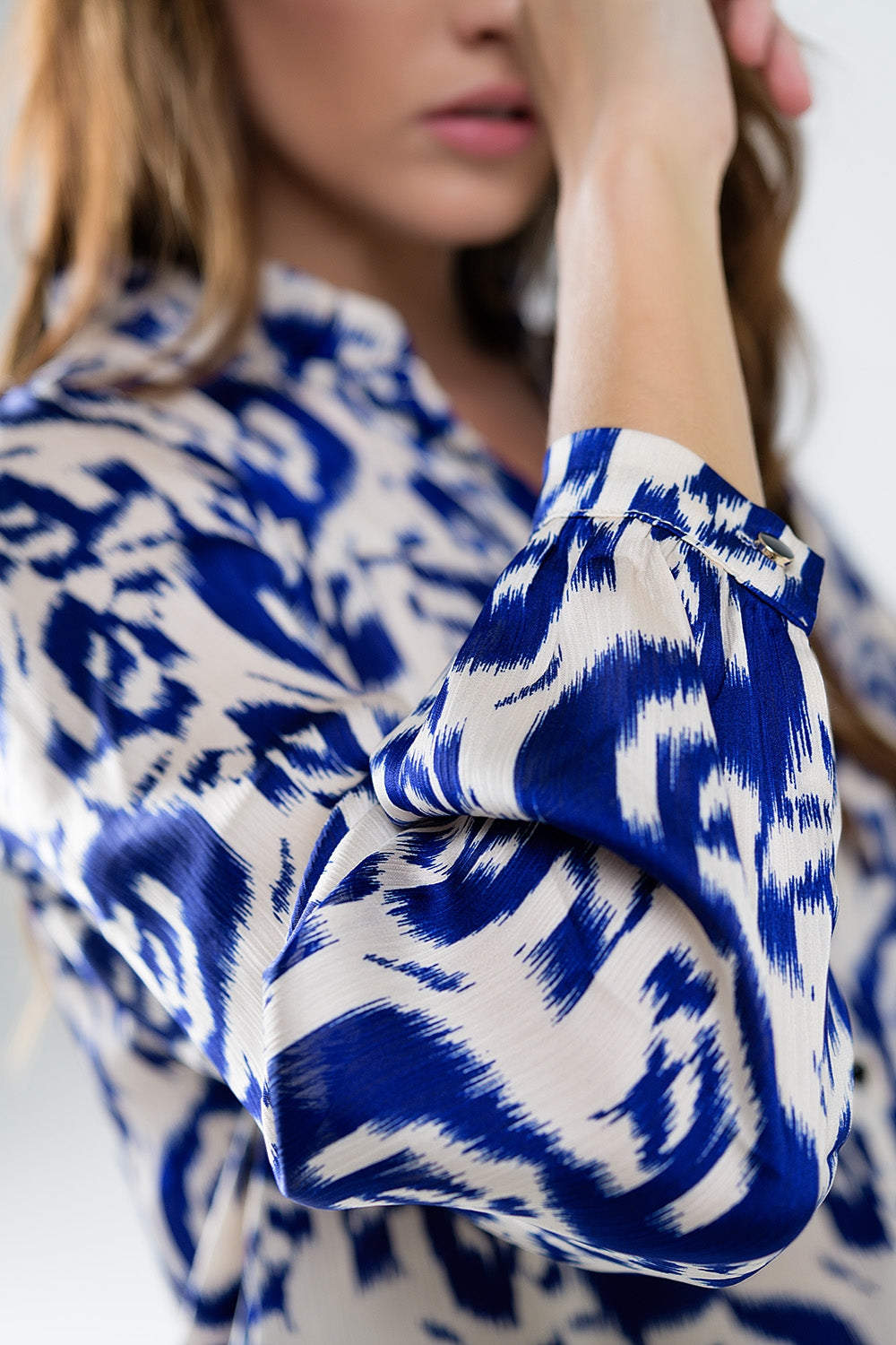 Blusa com estampa abstrata e manga balão em azul marinho e branco