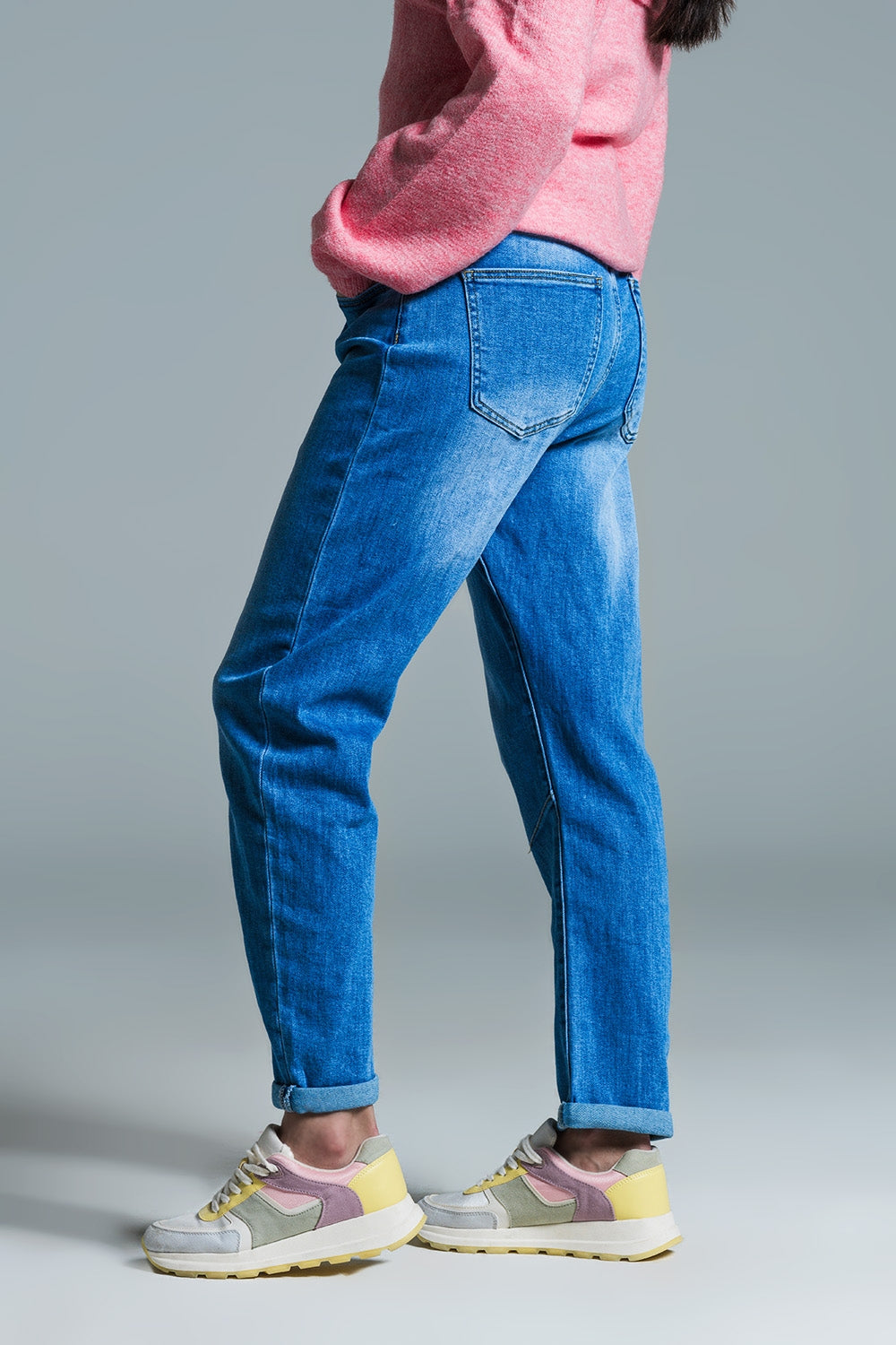 Calça Jeans Mom Fit Básica Lavagem Média Com Pinças Nos Joelhos