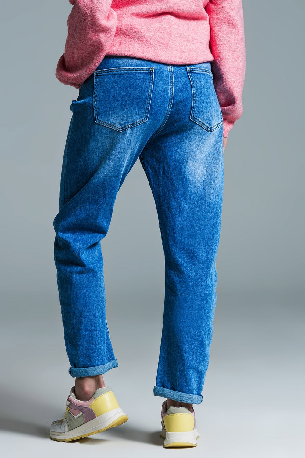 Calça Jeans Mom Fit Básica Lavagem Média Com Pinças Nos Joelhos