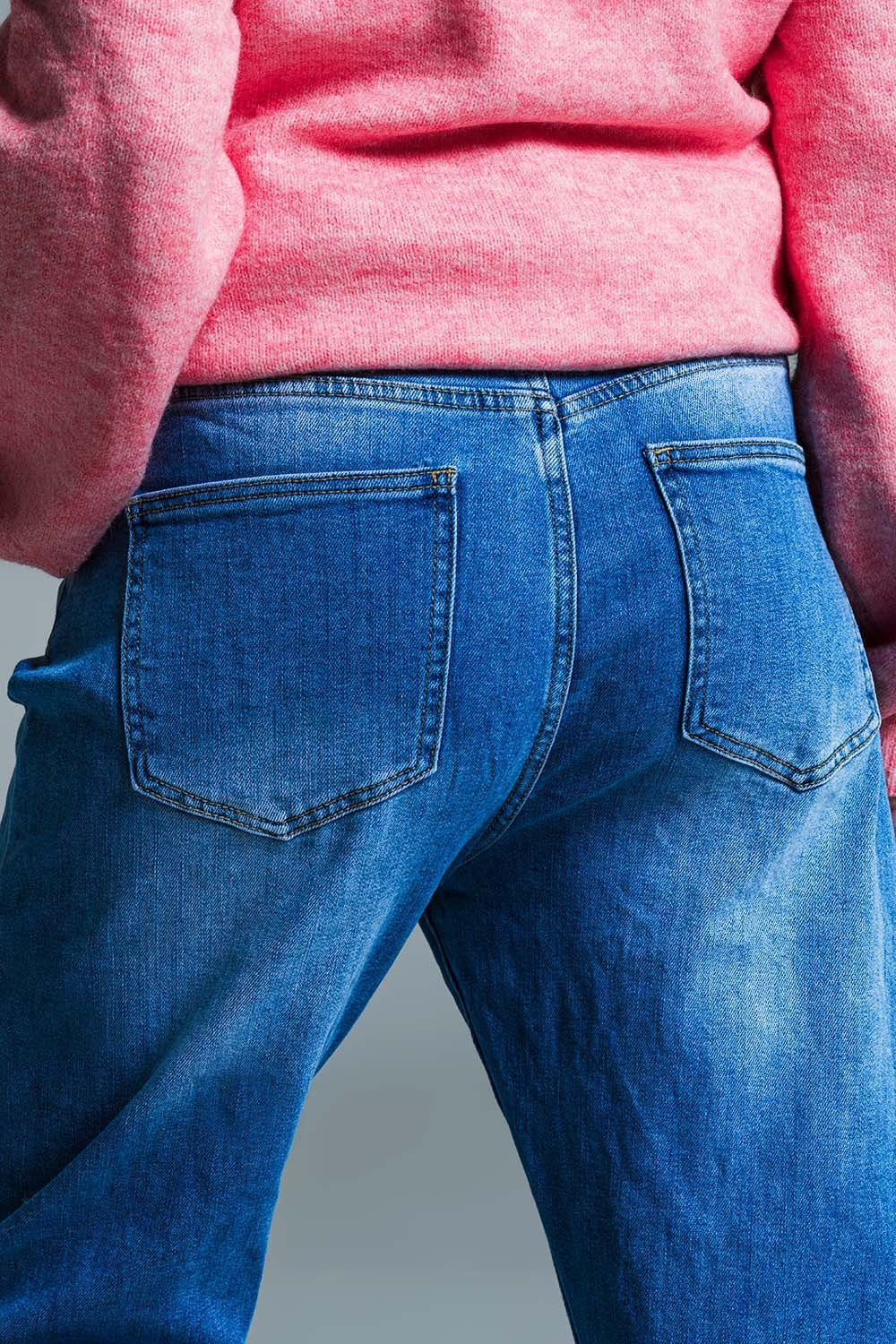 Calça Jeans Mom Fit Básica Lavagem Média Com Pinças Nos Joelhos