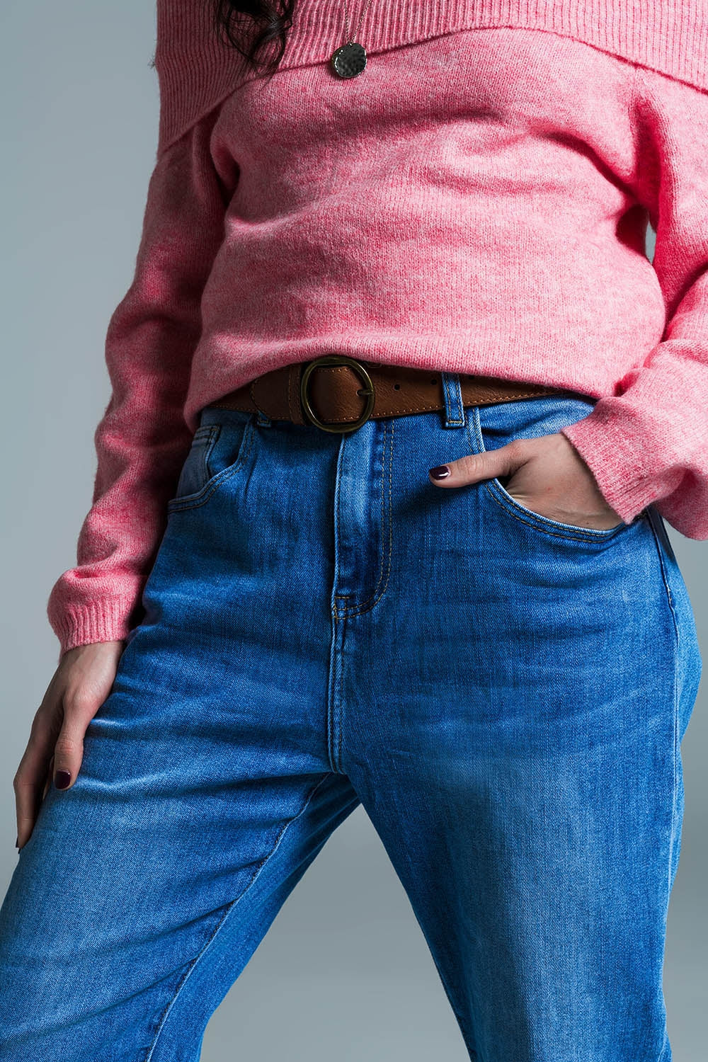 Calça Jeans Mom Fit Básica Lavagem Média Com Pinças Nos Joelhos
