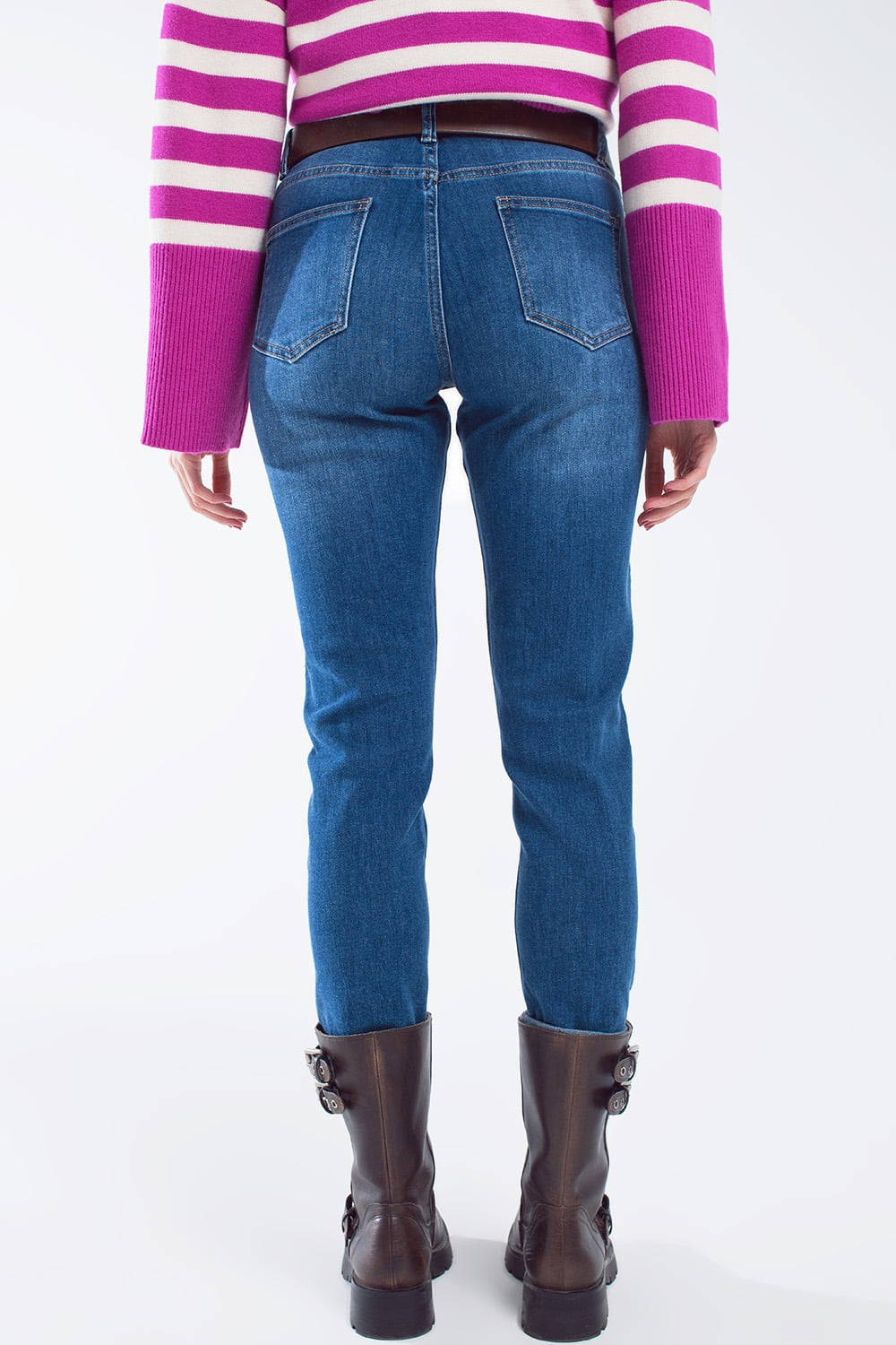 Jeans reto básico com bolsos laterais em lavagem média