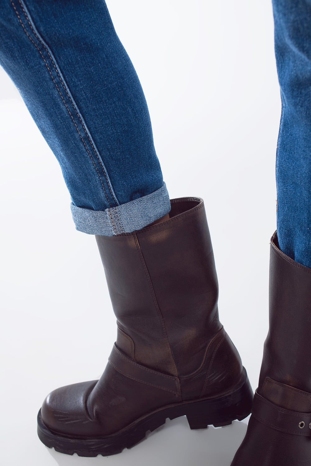 Jeans reto básico com bolsos laterais em lavagem média