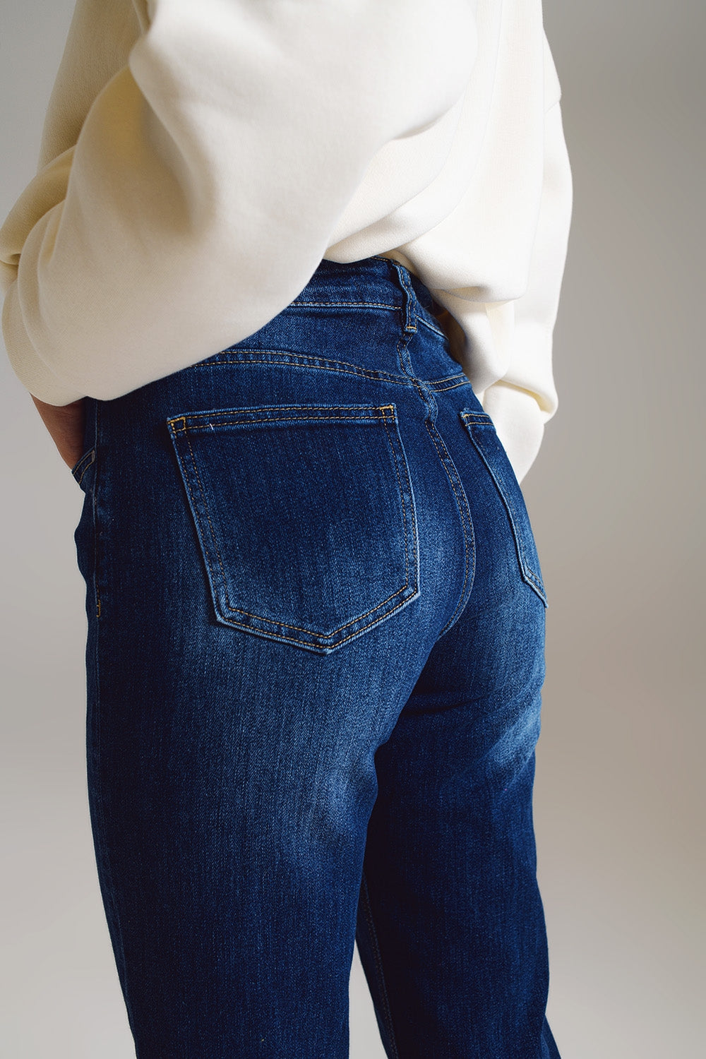 Jeans reto básico em lavagem escura