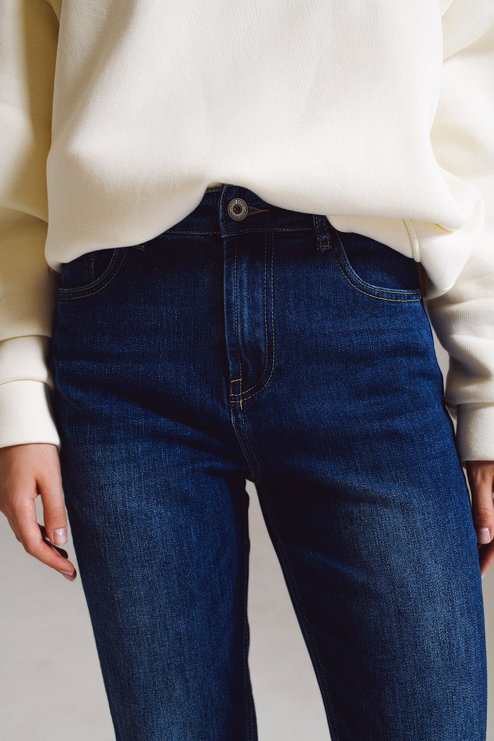 Jeans reto básico em lavagem escura