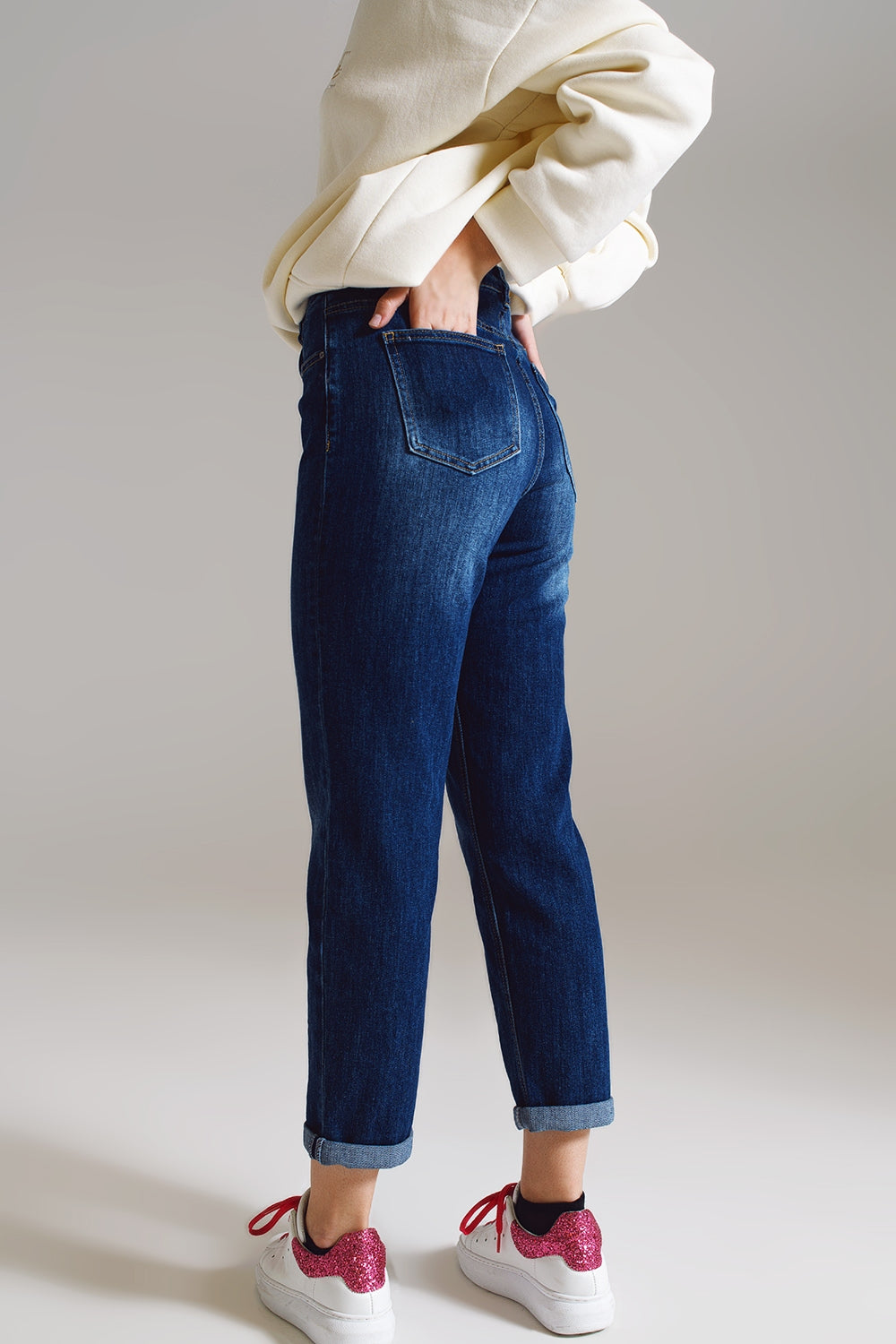 Jeans reto básico em lavagem escura