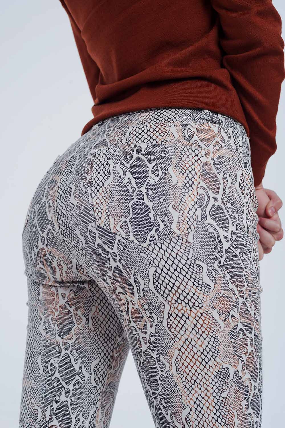 calça bege com estampa de cobra