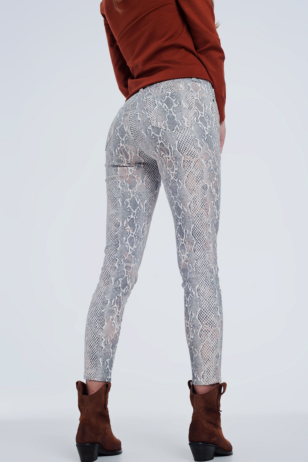 calça bege com estampa de cobra