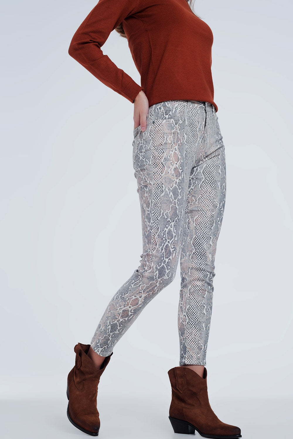 calça bege com estampa de cobra
