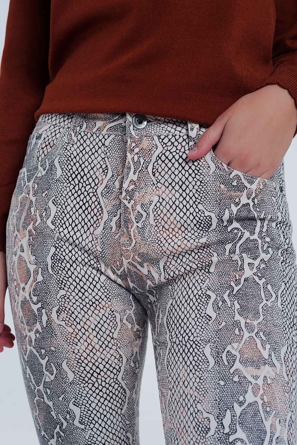 calça bege com estampa de cobra