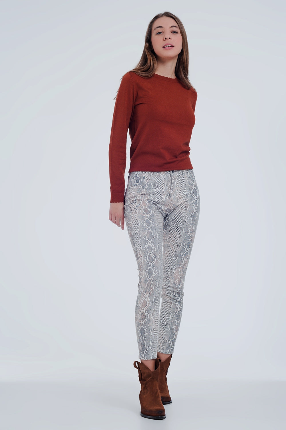 calça bege com estampa de cobra