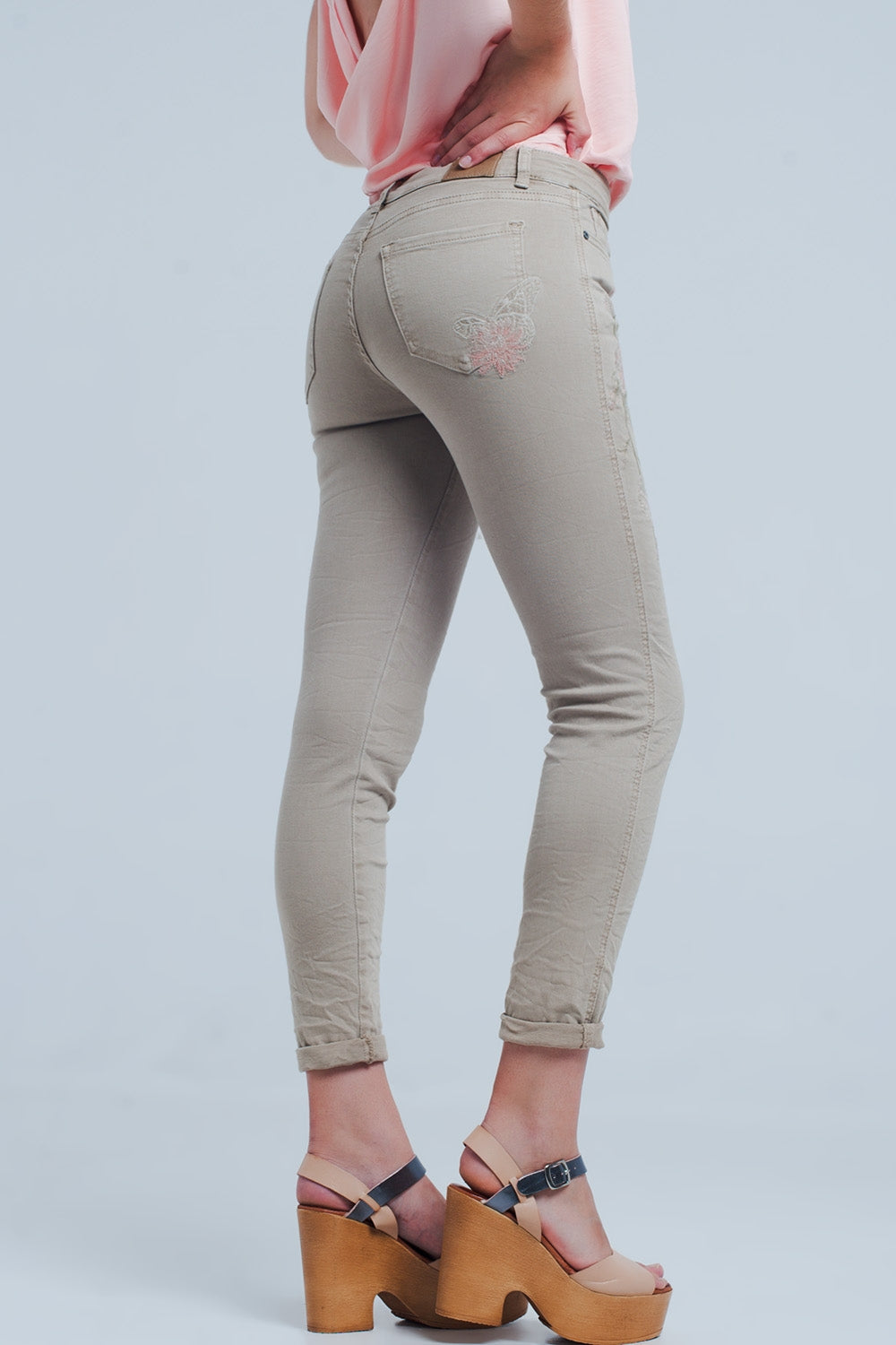 Jeans bege com bordado floral