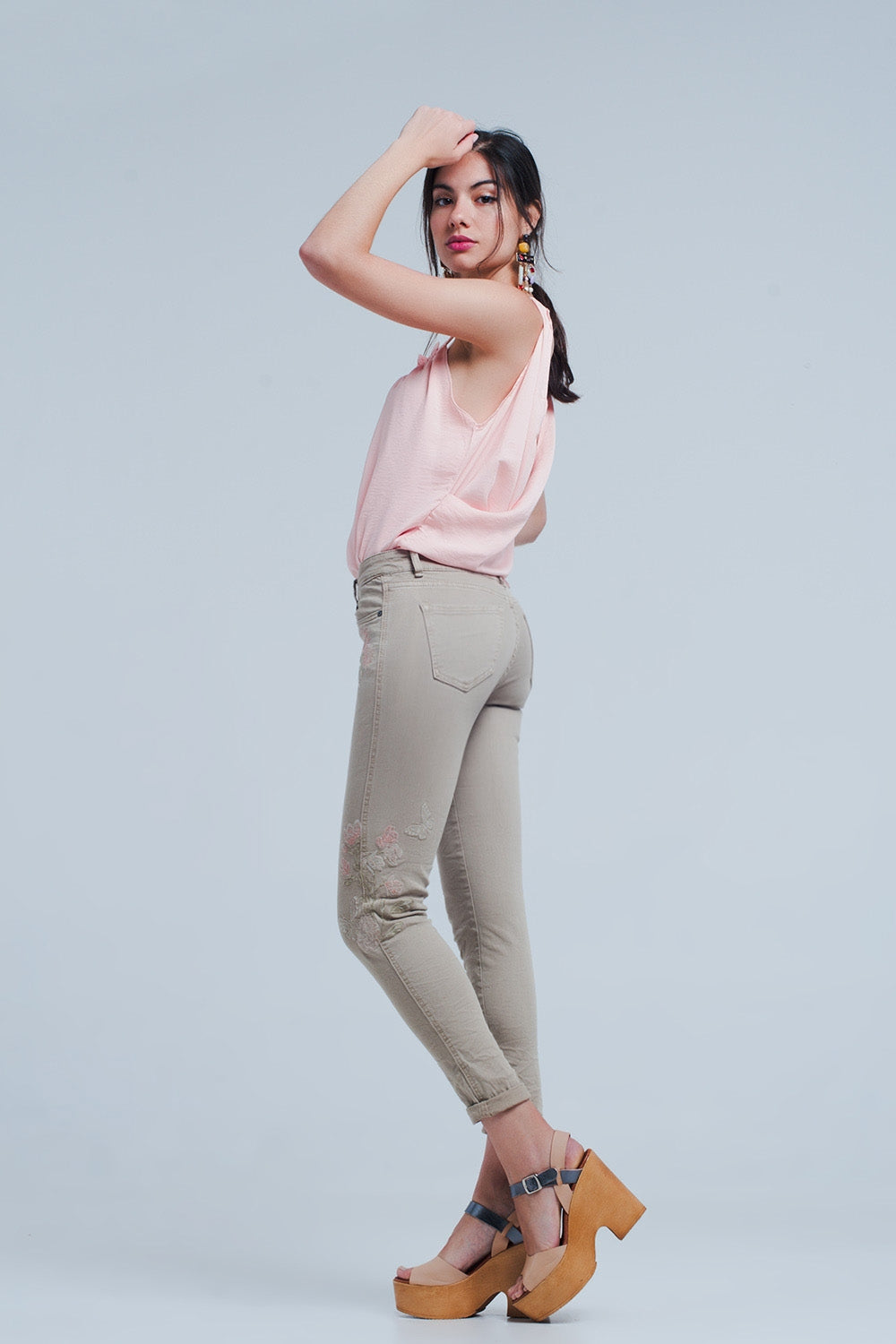 Jeans bege com bordado floral