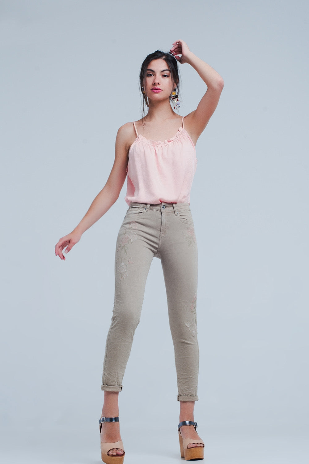 Jeans bege com bordado floral