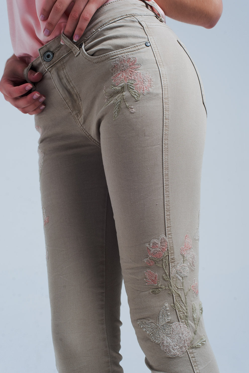 Jeans bege com bordado floral