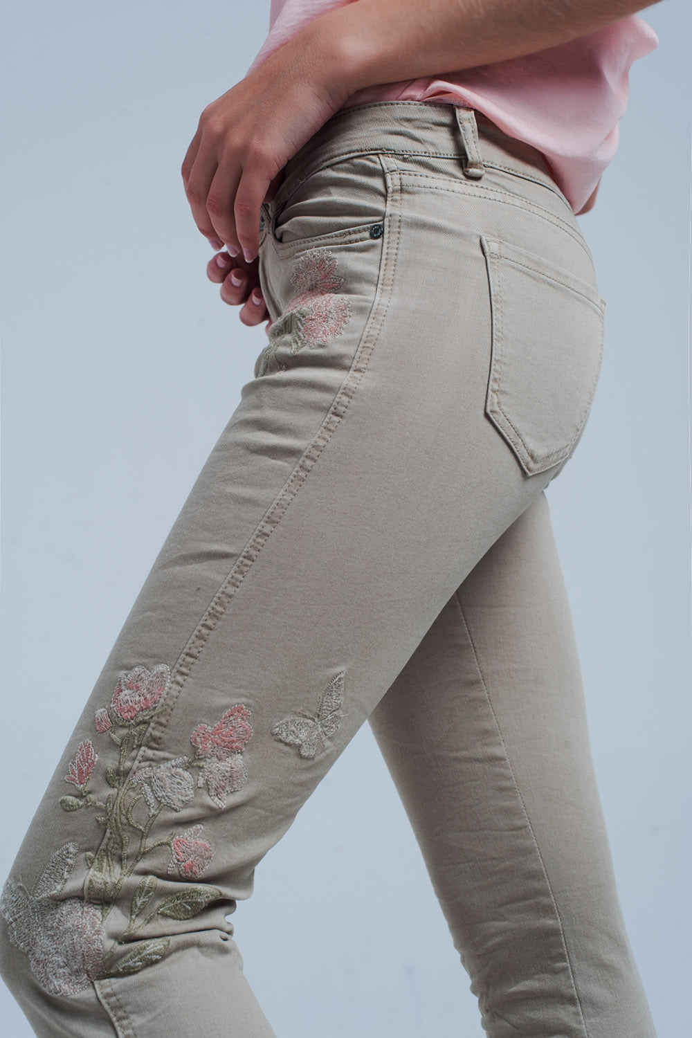 Jeans bege com bordado floral