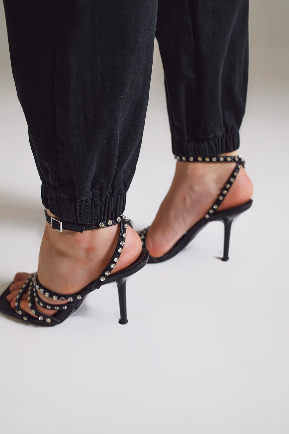 calça cargo preta com cós e bainha elásticos