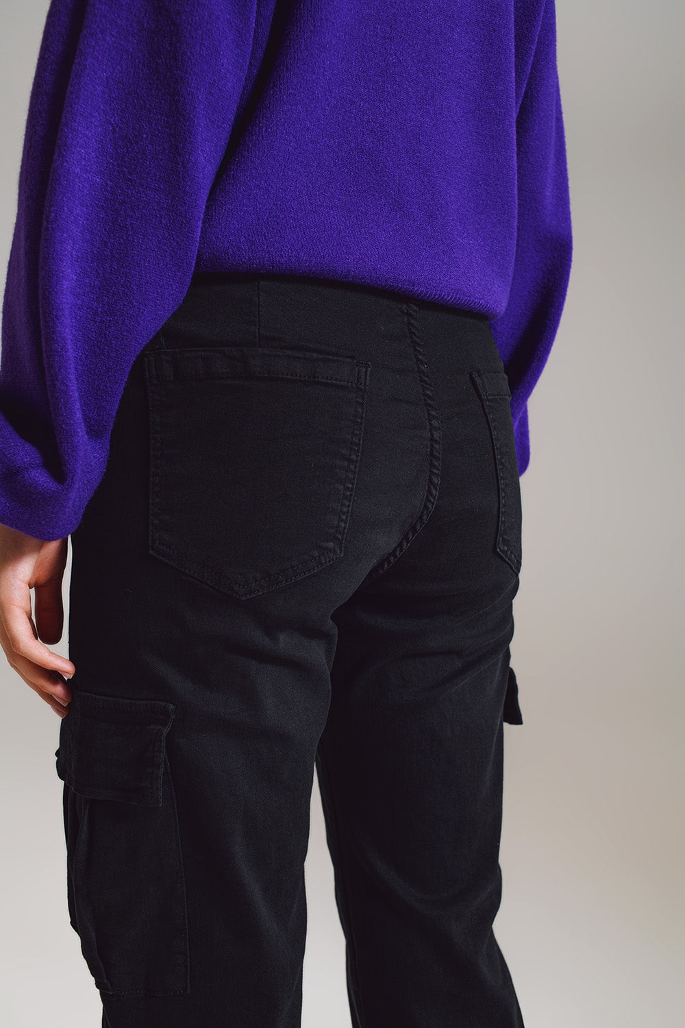 calça cargo preta com cós e bainha elásticos
