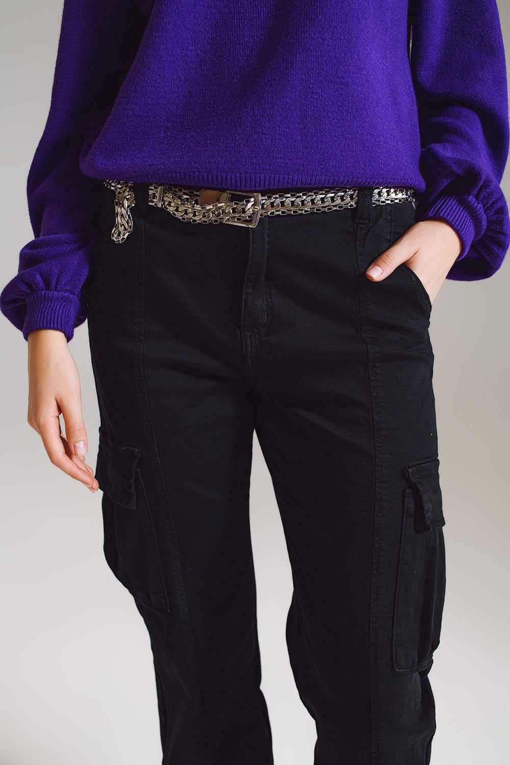 calça cargo preta com cós e bainha elásticos