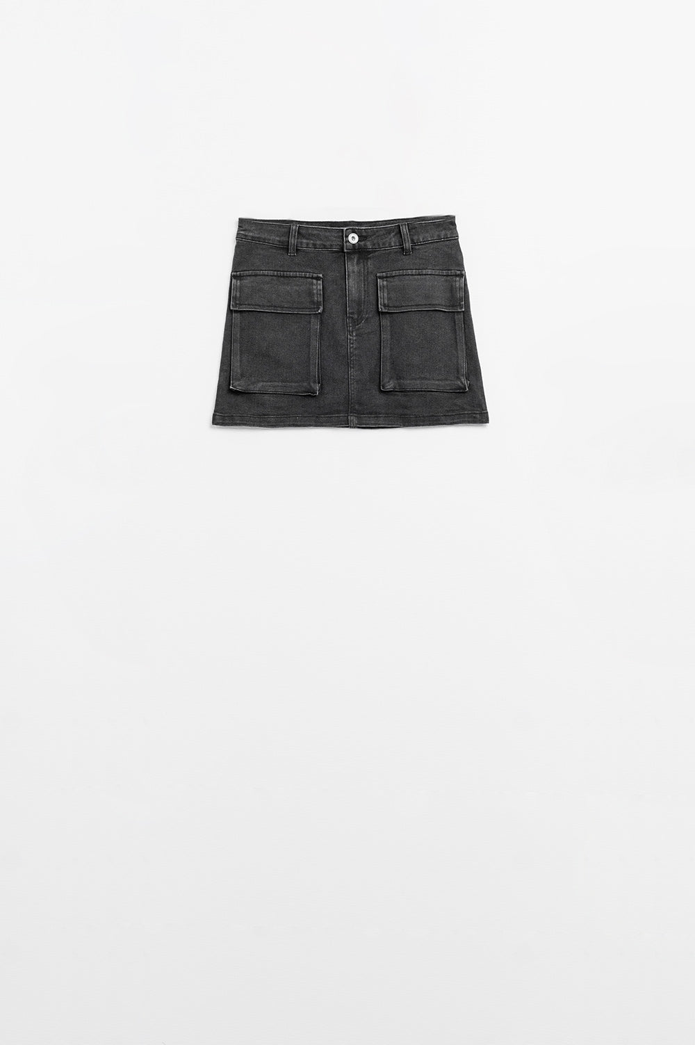 Minissaia jeans preta com bolsos cargo