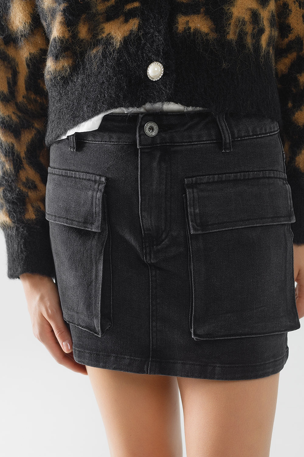 Minissaia jeans preta com bolsos cargo