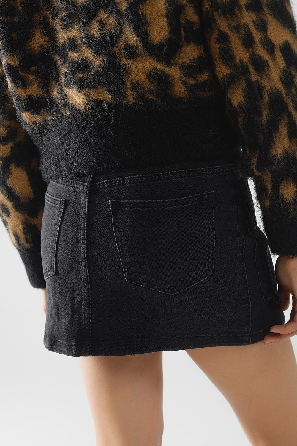 Minissaia jeans preta com bolsos cargo