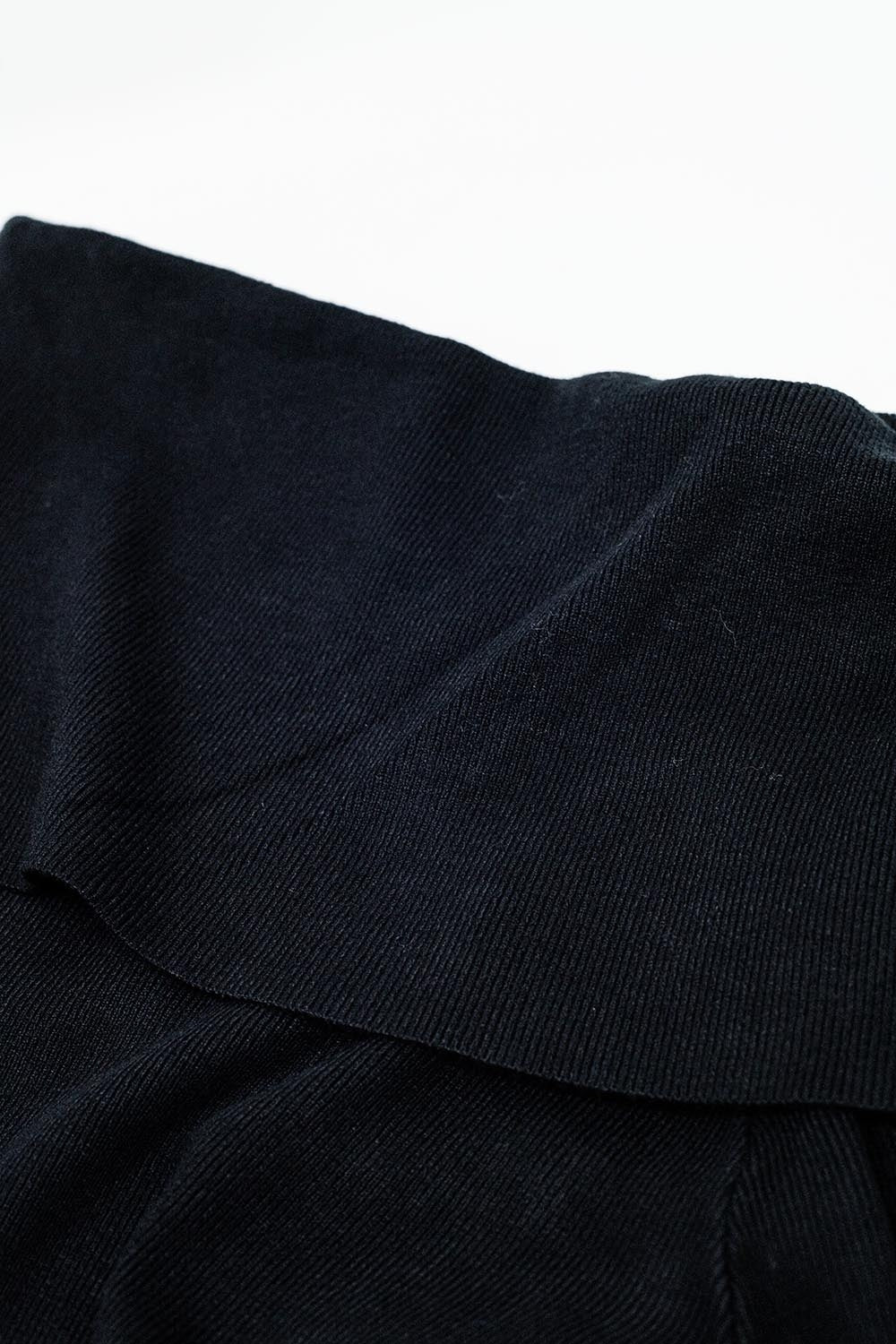 suéter preto de malha fina com gola canoa larga