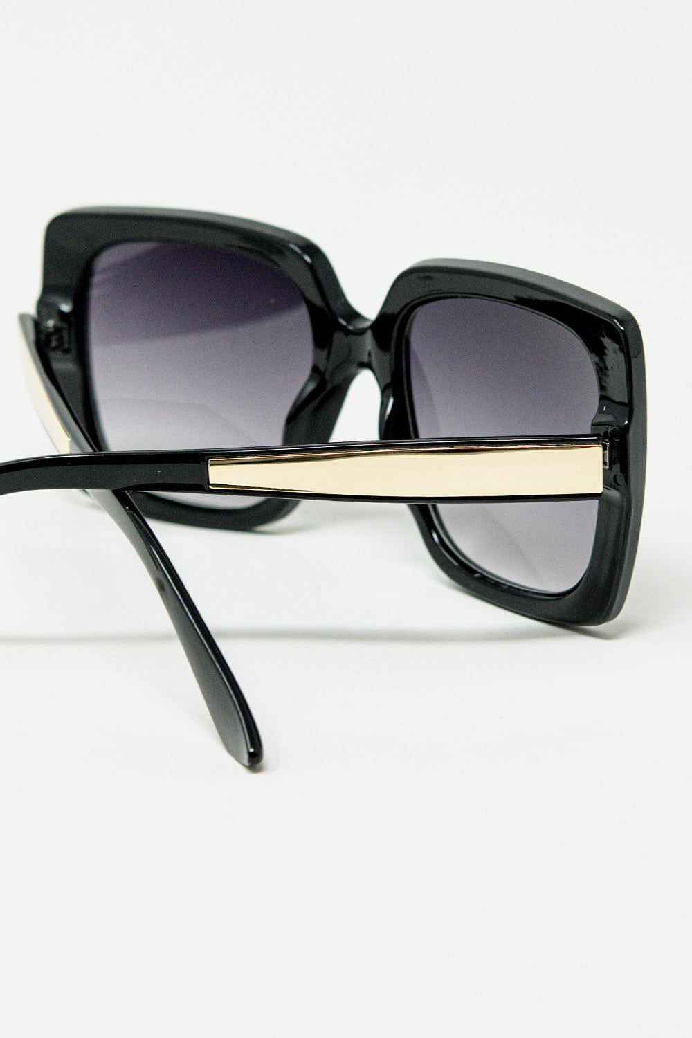 Óculos de sol quadrados oversized pretos com detalhe metálico dourado