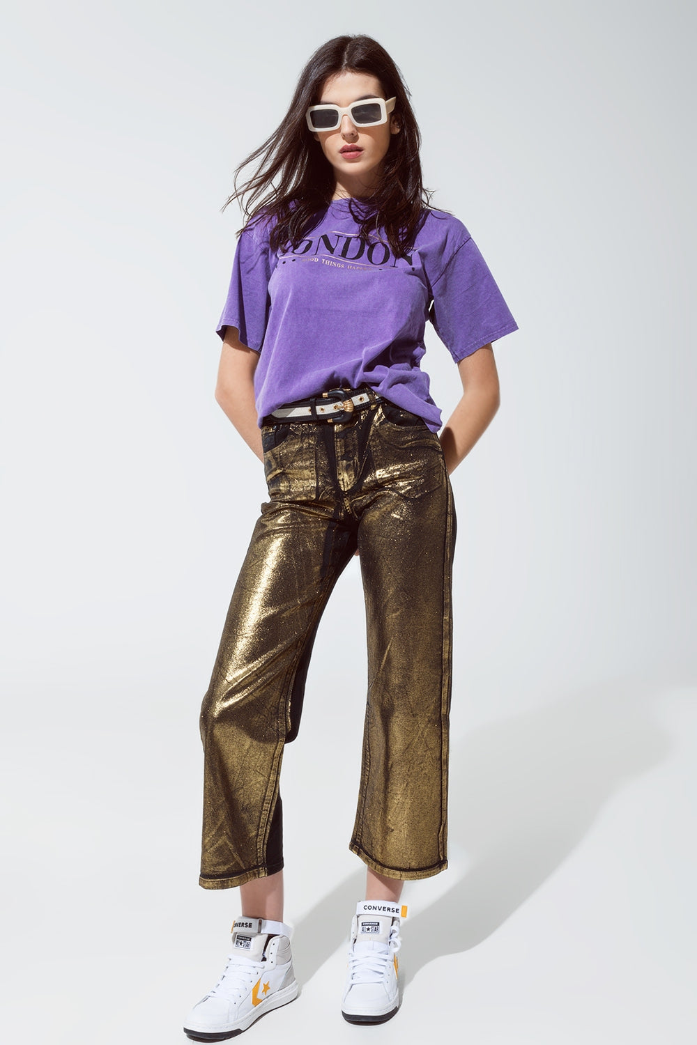 Jeans preto de perna reta com brilho metálico dourado