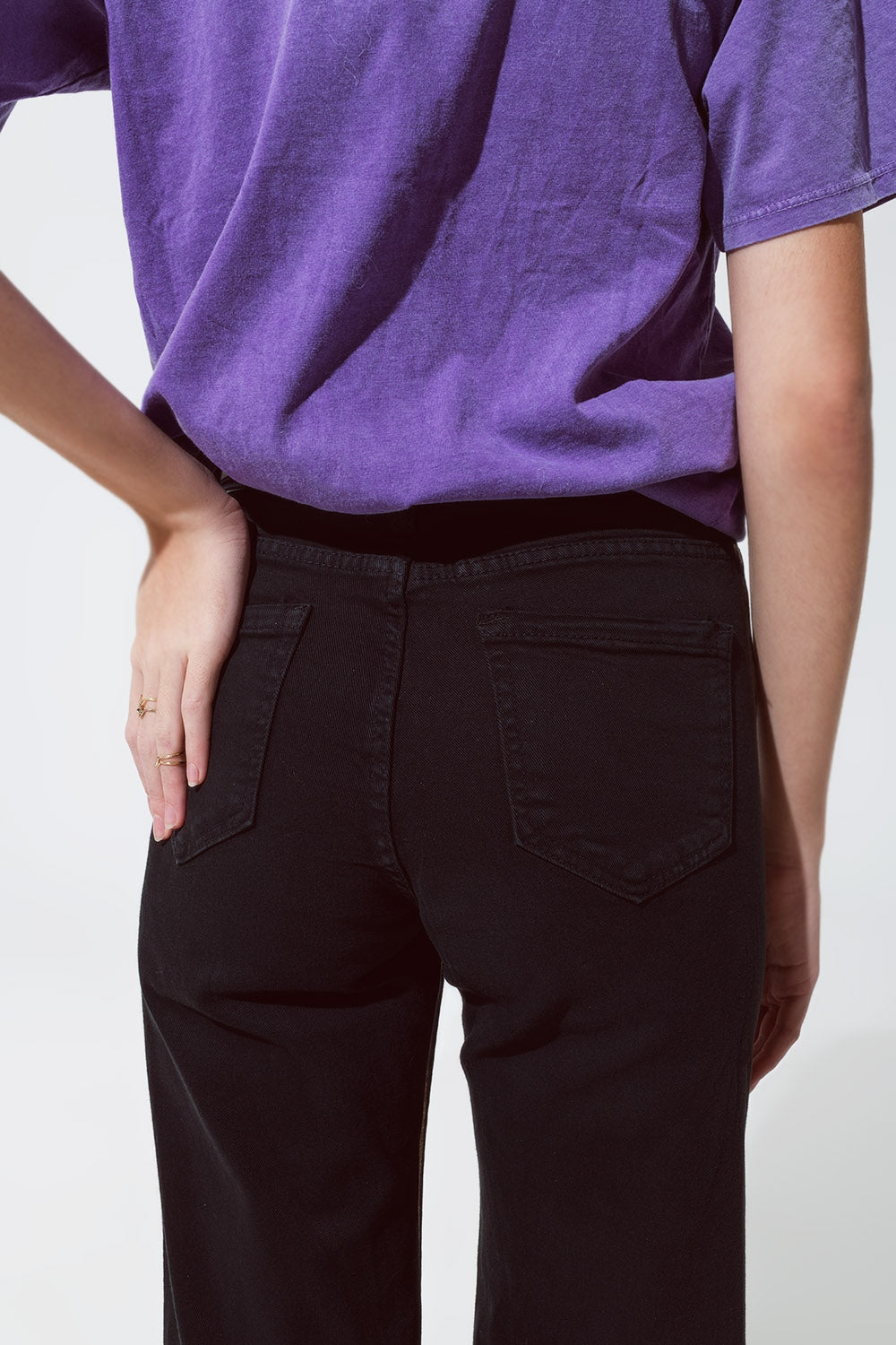 Jeans preto de perna reta com brilho metálico dourado