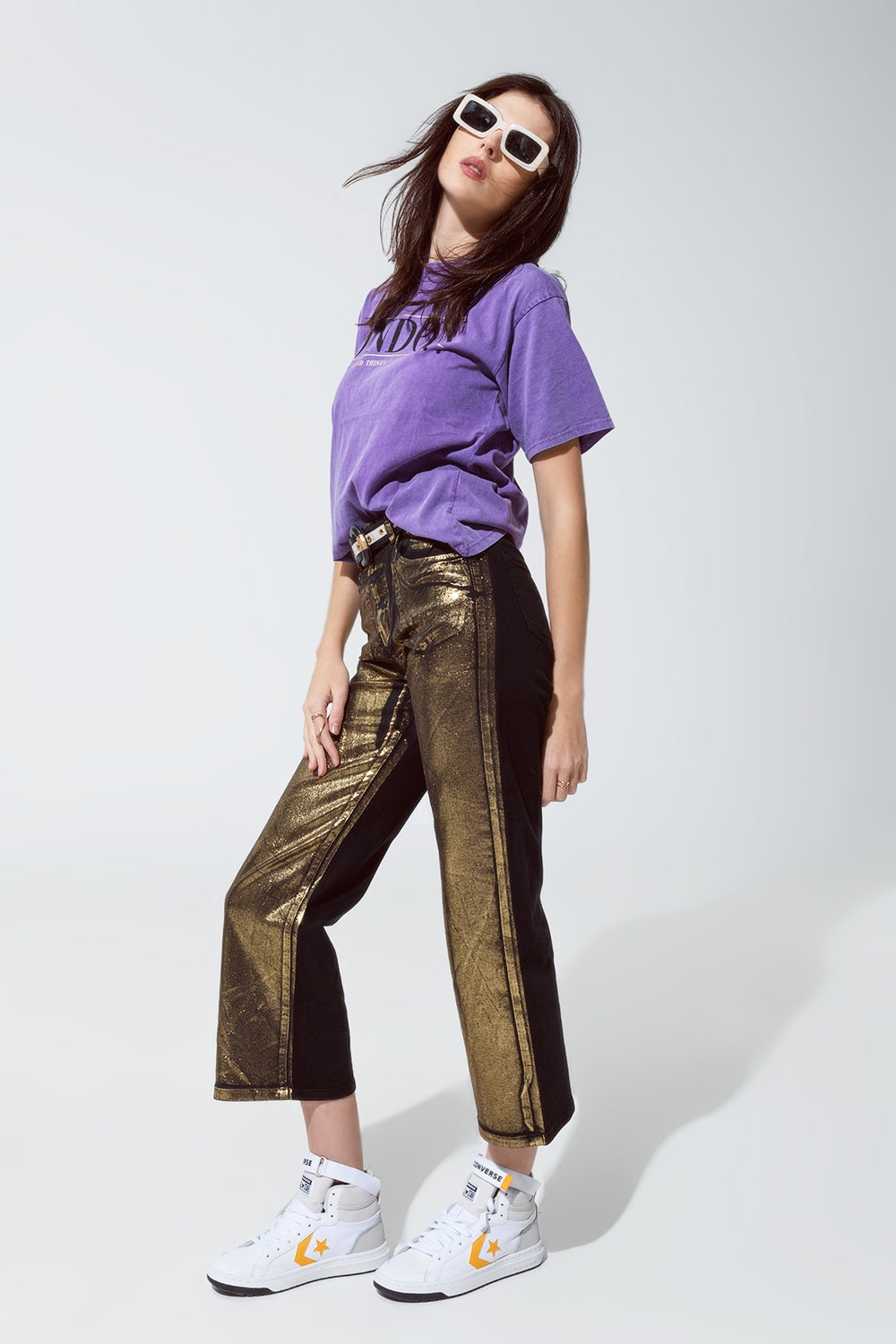 Jeans preto de perna reta com brilho metálico dourado