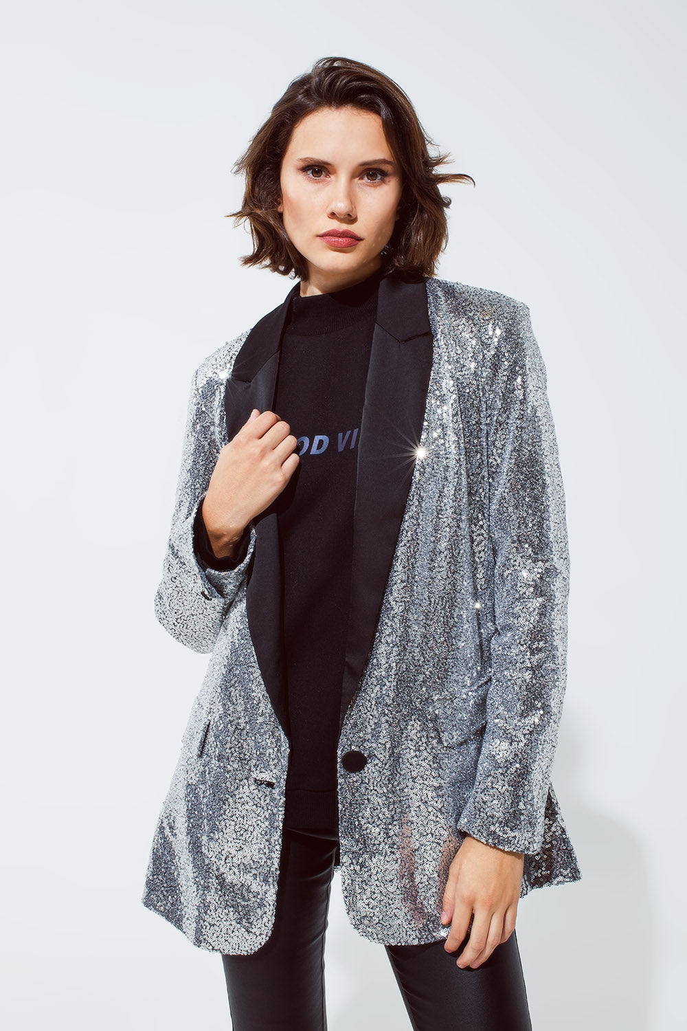 Blazer de smoking com lantejoulas prateadas e lapelas pretas acetinadas