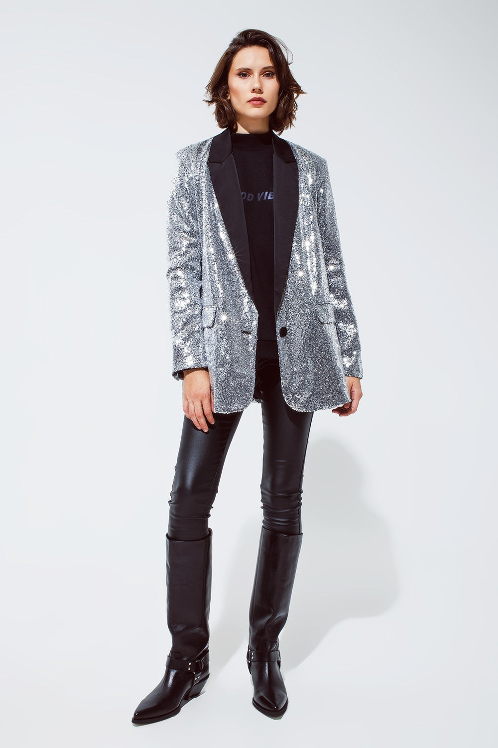 Blazer de smoking com lantejoulas prateadas e lapelas pretas acetinadas