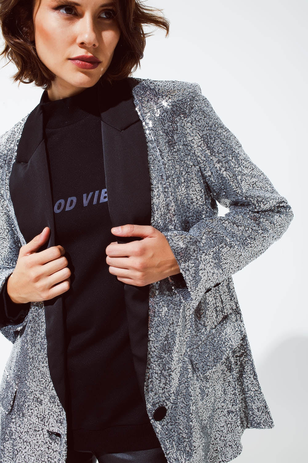 Blazer de smoking com lantejoulas prateadas e lapelas pretas acetinadas