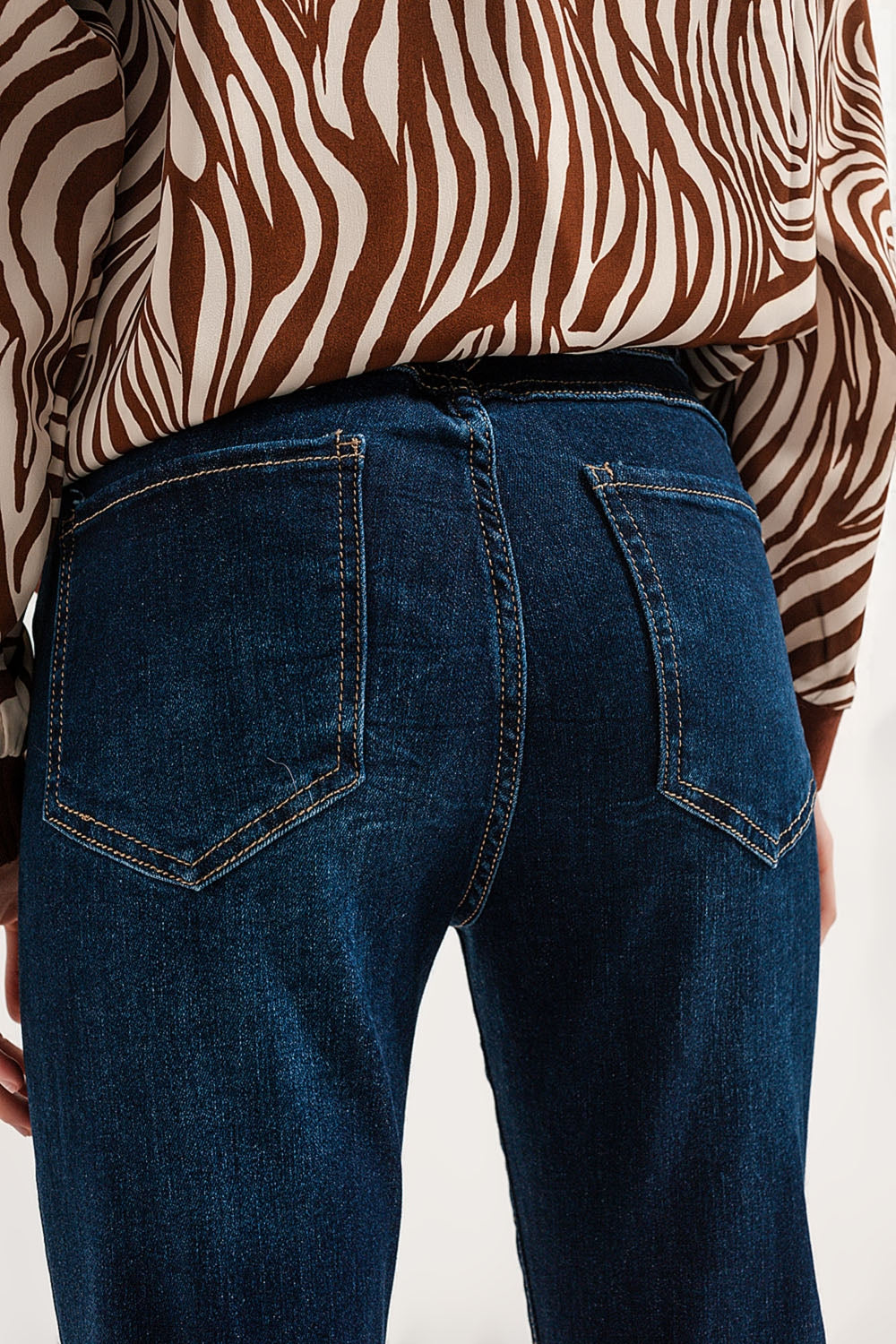 Jeans de perna reta de algodão misto em azul médio