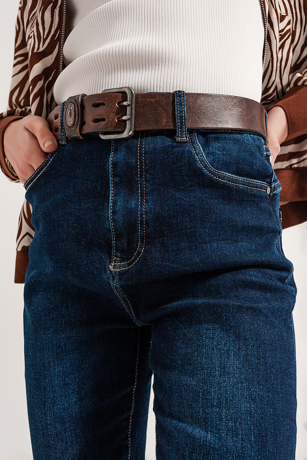 Jeans de perna reta de algodão misto em azul médio
