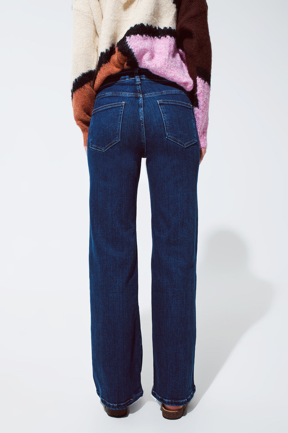 Jeans azul com detalhes de bolso abotoado em lavagem escura