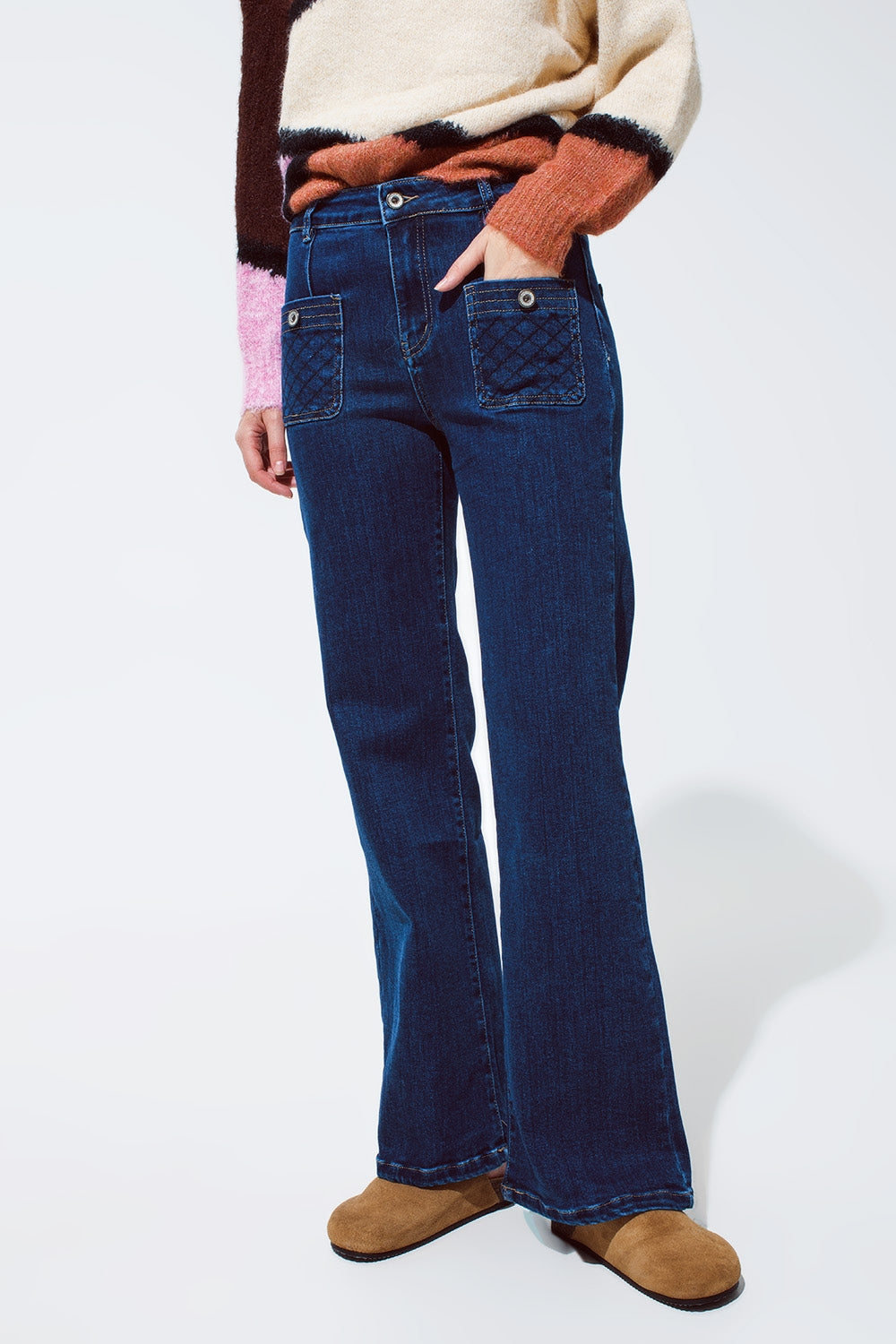 Jeans azul com detalhes de bolso abotoado em lavagem escura