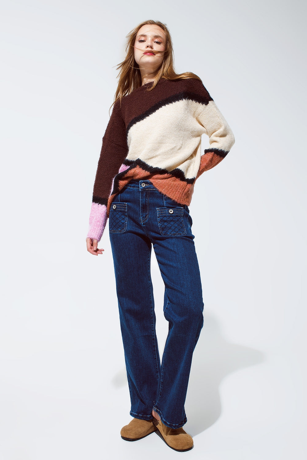Jeans azul com detalhes de bolso abotoado em lavagem escura
