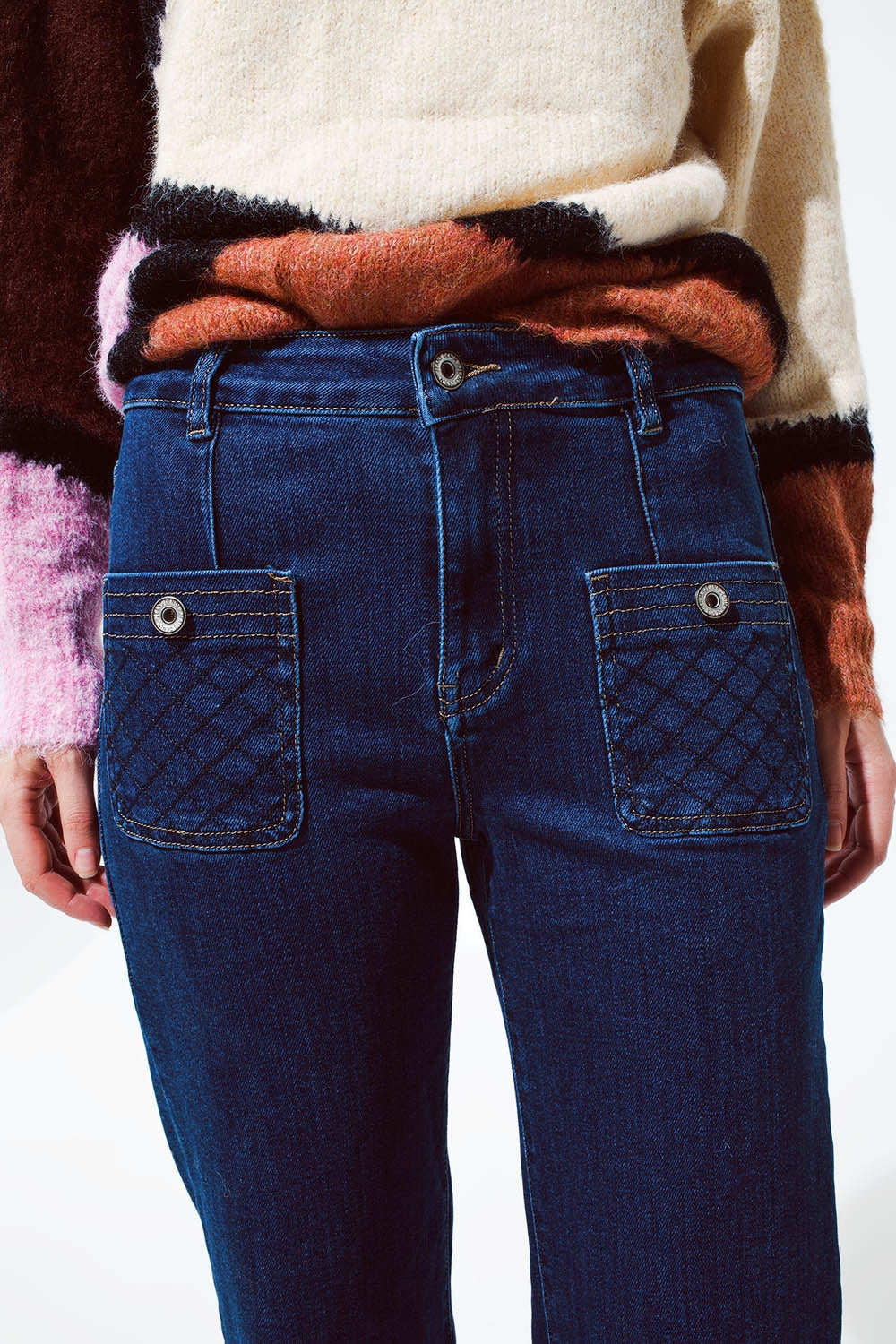 Jeans azul com detalhes de bolso abotoado em lavagem escura